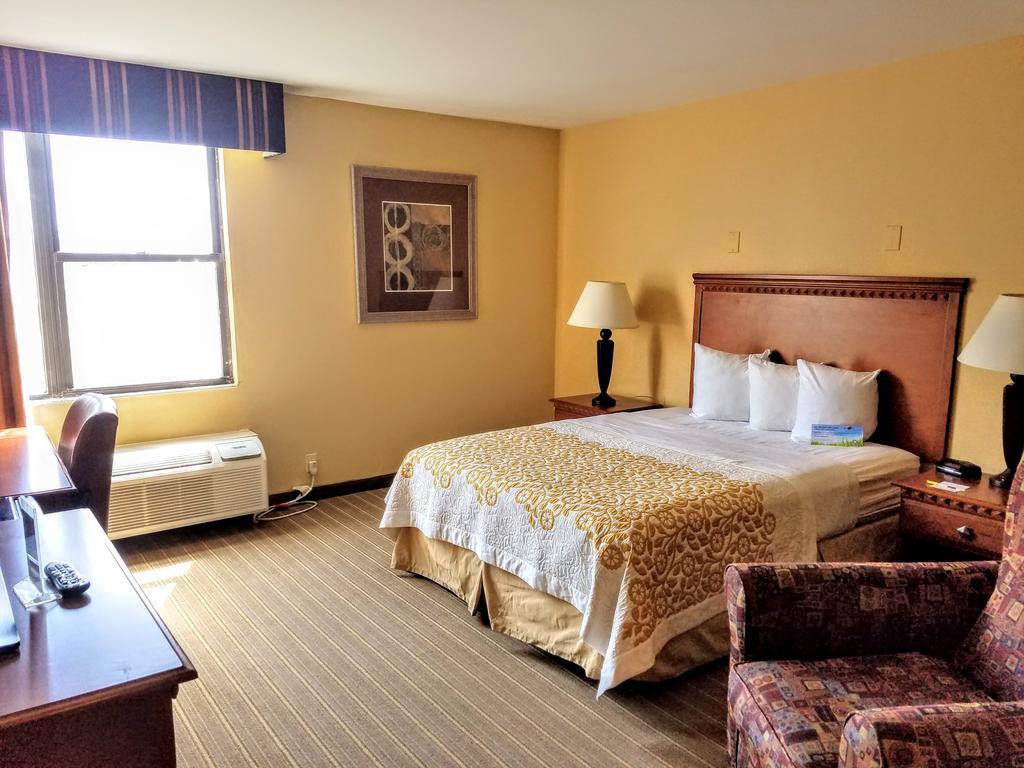 Days Inn By Wyndham Windsor Locks / Bradley Intl Airport Exteriör bild