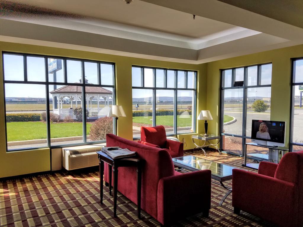 Days Inn By Wyndham Windsor Locks / Bradley Intl Airport Exteriör bild