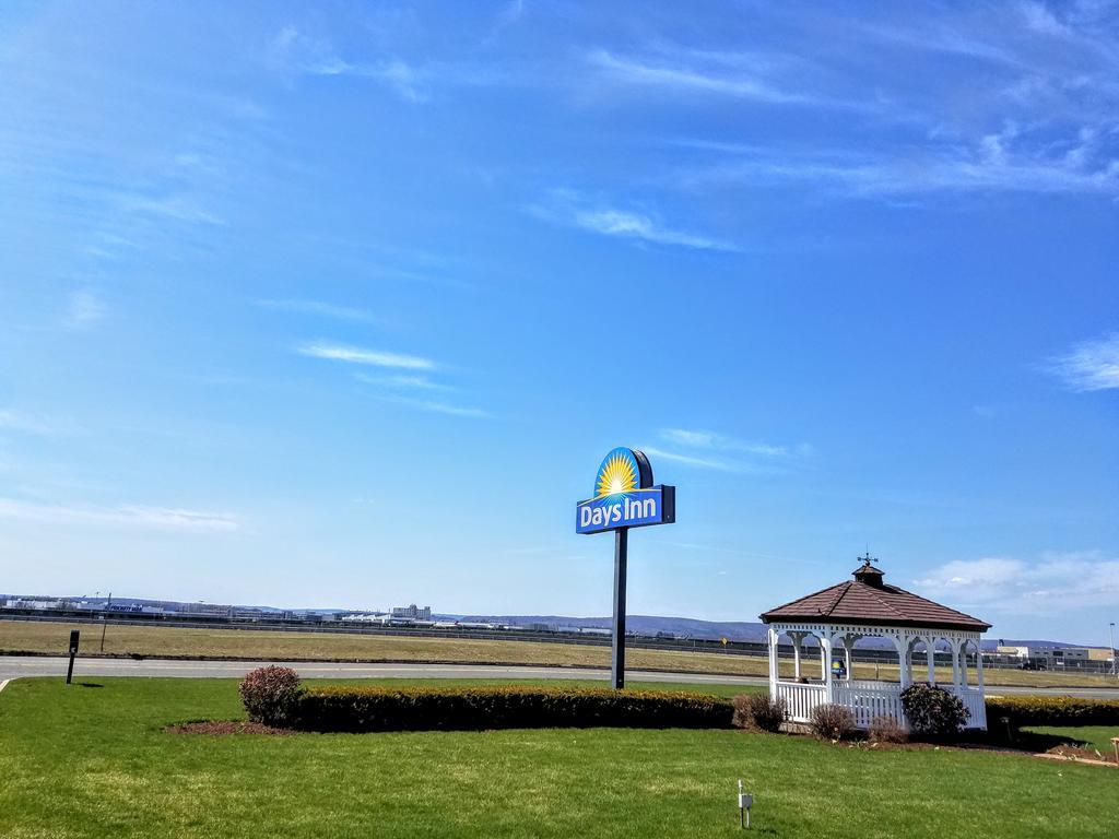 Days Inn By Wyndham Windsor Locks / Bradley Intl Airport Exteriör bild