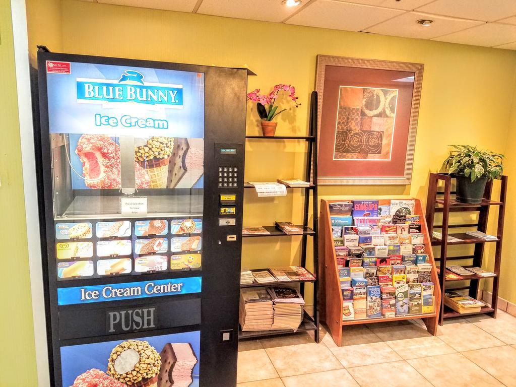 Days Inn By Wyndham Windsor Locks / Bradley Intl Airport Exteriör bild
