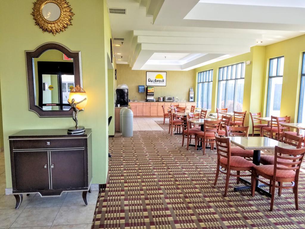 Days Inn By Wyndham Windsor Locks / Bradley Intl Airport Exteriör bild