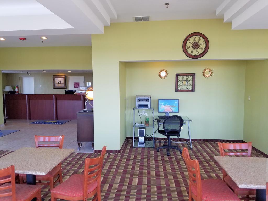 Days Inn By Wyndham Windsor Locks / Bradley Intl Airport Exteriör bild