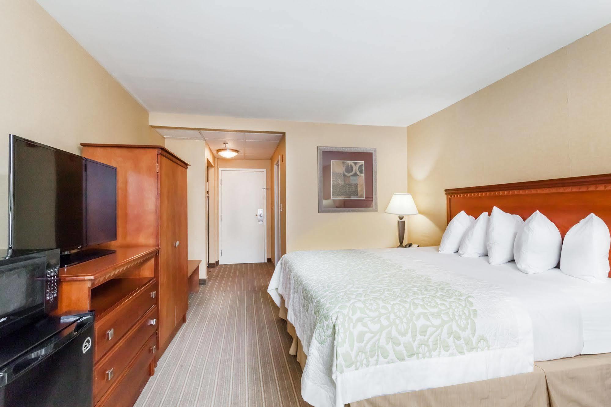 Days Inn By Wyndham Windsor Locks / Bradley Intl Airport Exteriör bild