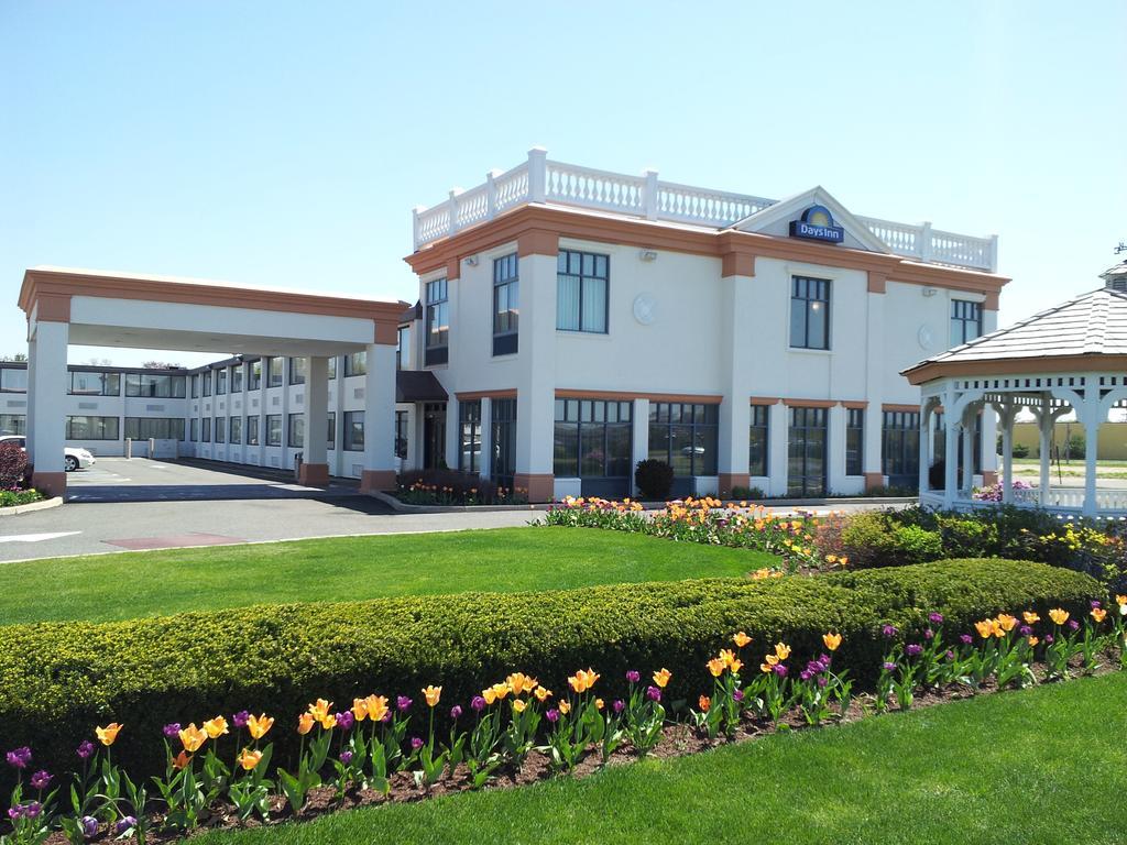 Days Inn By Wyndham Windsor Locks / Bradley Intl Airport Exteriör bild