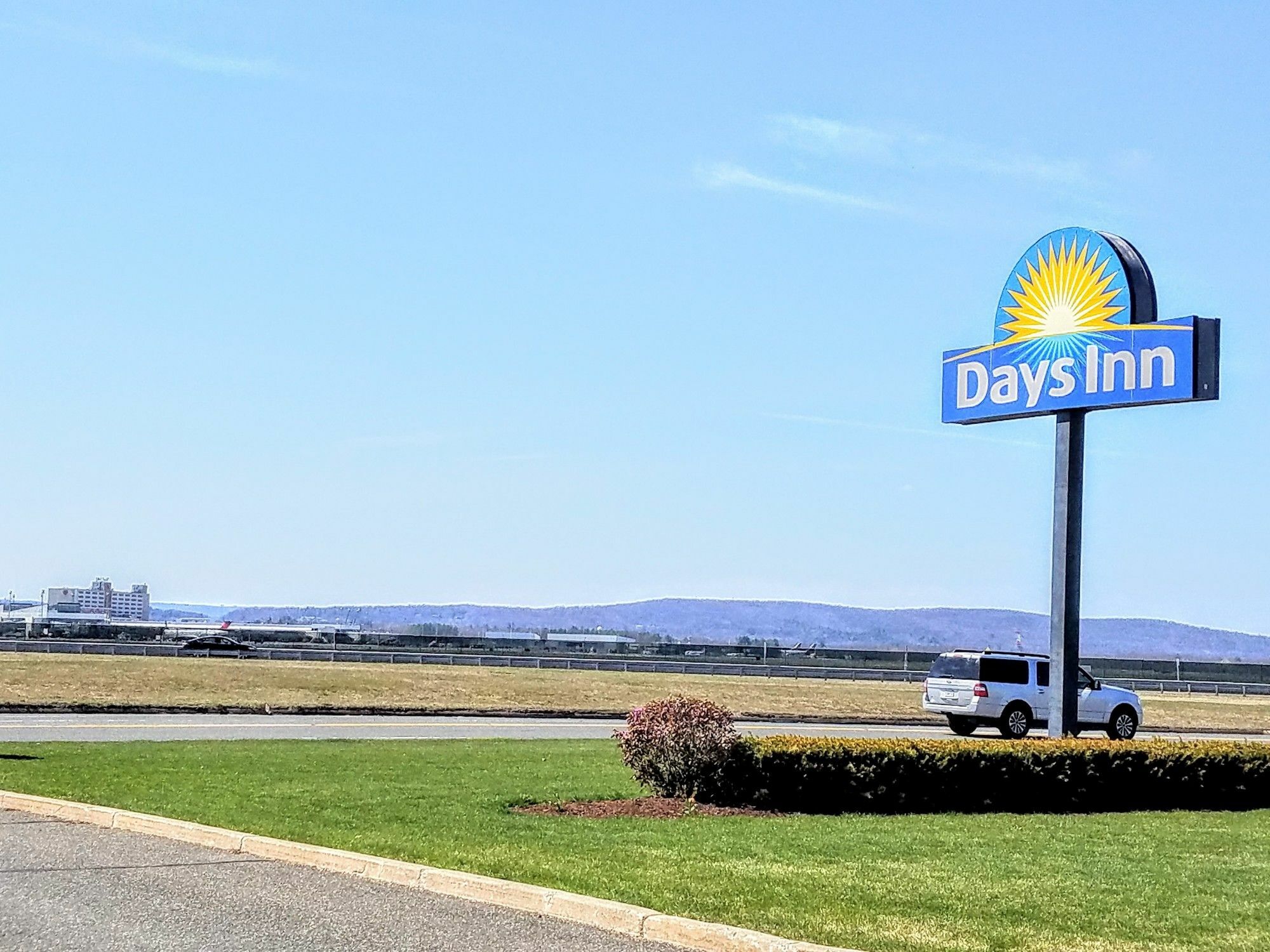 Days Inn By Wyndham Windsor Locks / Bradley Intl Airport Exteriör bild