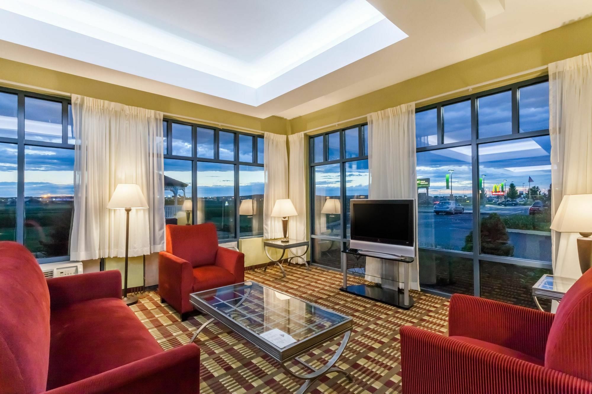 Days Inn By Wyndham Windsor Locks / Bradley Intl Airport Exteriör bild
