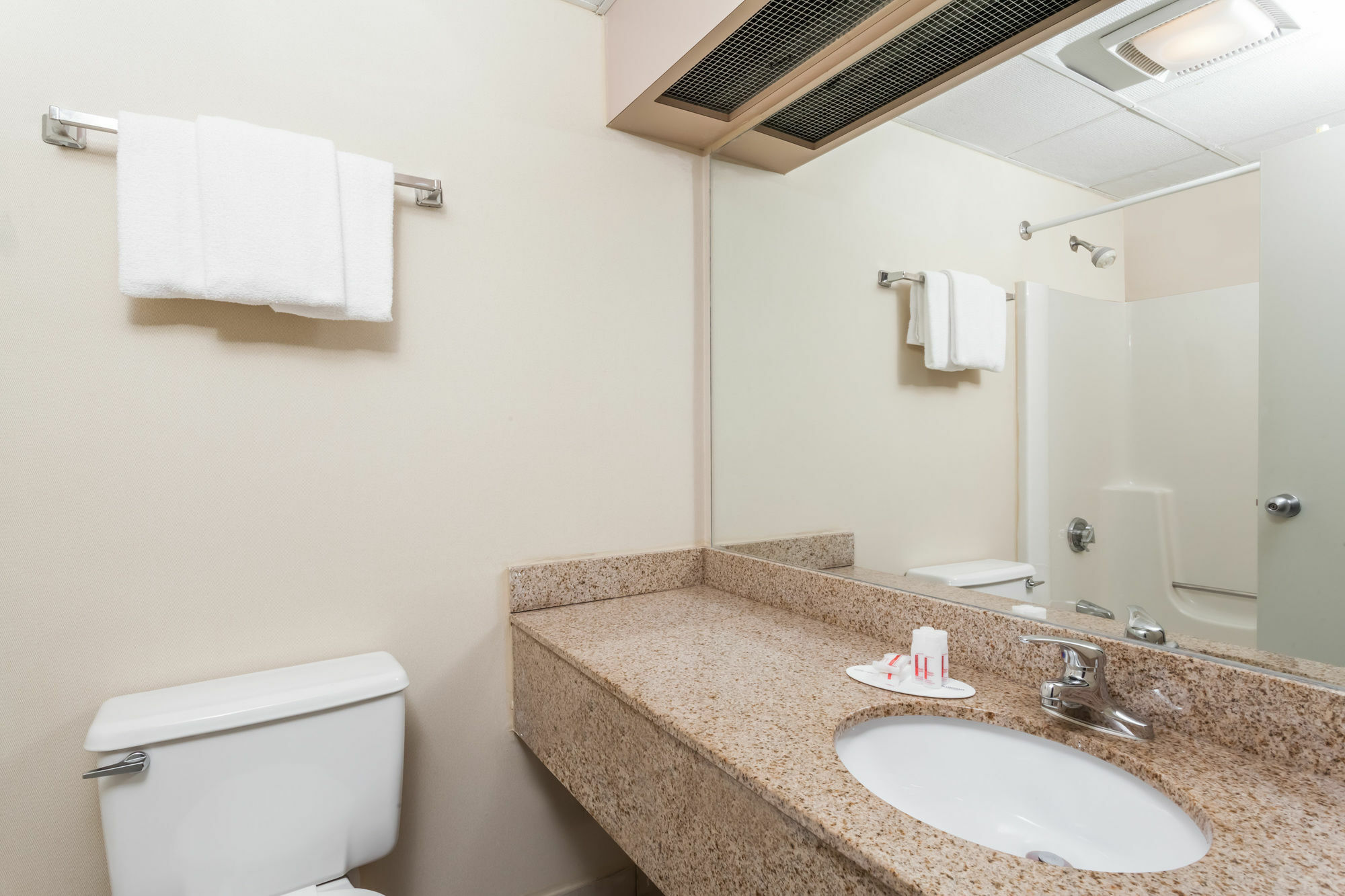Days Inn By Wyndham Windsor Locks / Bradley Intl Airport Exteriör bild