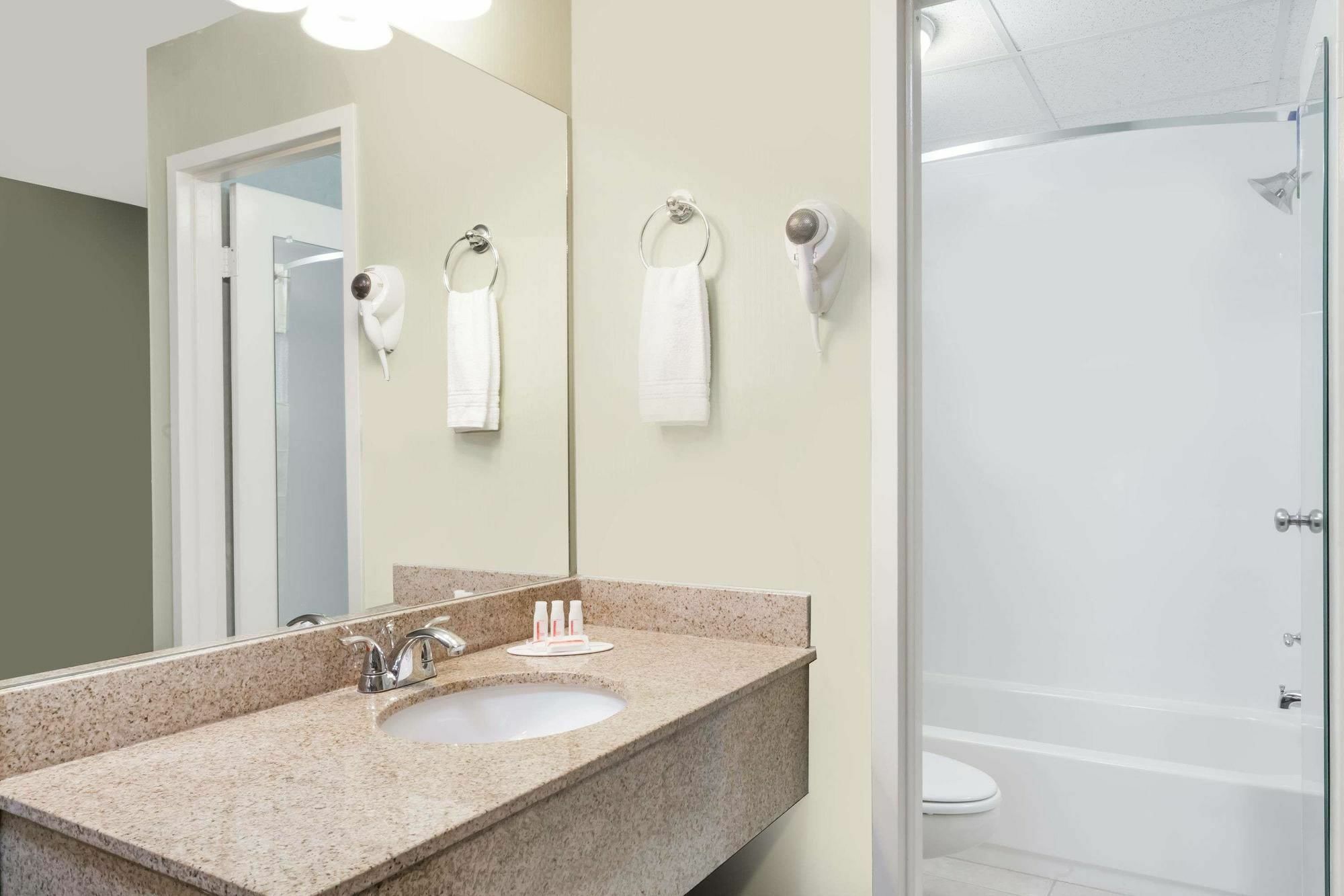 Days Inn By Wyndham Windsor Locks / Bradley Intl Airport Exteriör bild