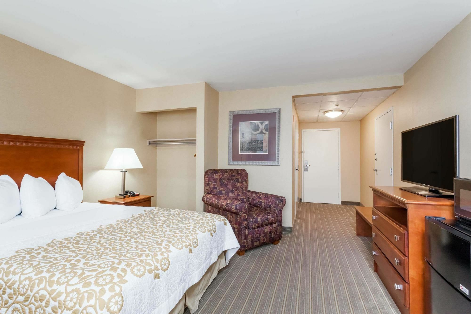 Days Inn By Wyndham Windsor Locks / Bradley Intl Airport Exteriör bild