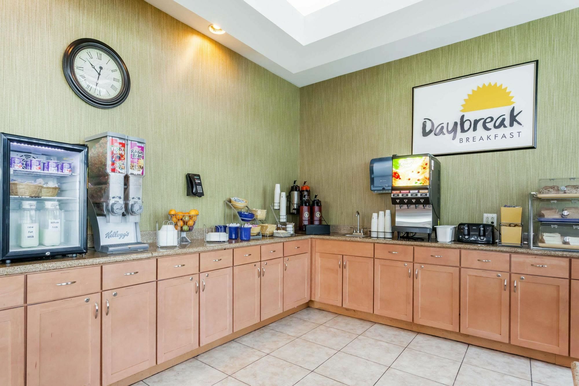 Days Inn By Wyndham Windsor Locks / Bradley Intl Airport Exteriör bild